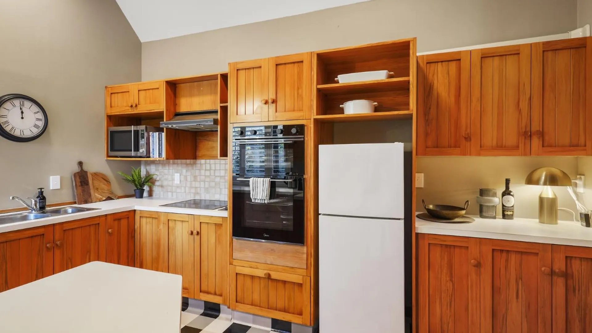 Stylish Fendalton Townhouse - Prime Location Βίλα Κράισττσερτς