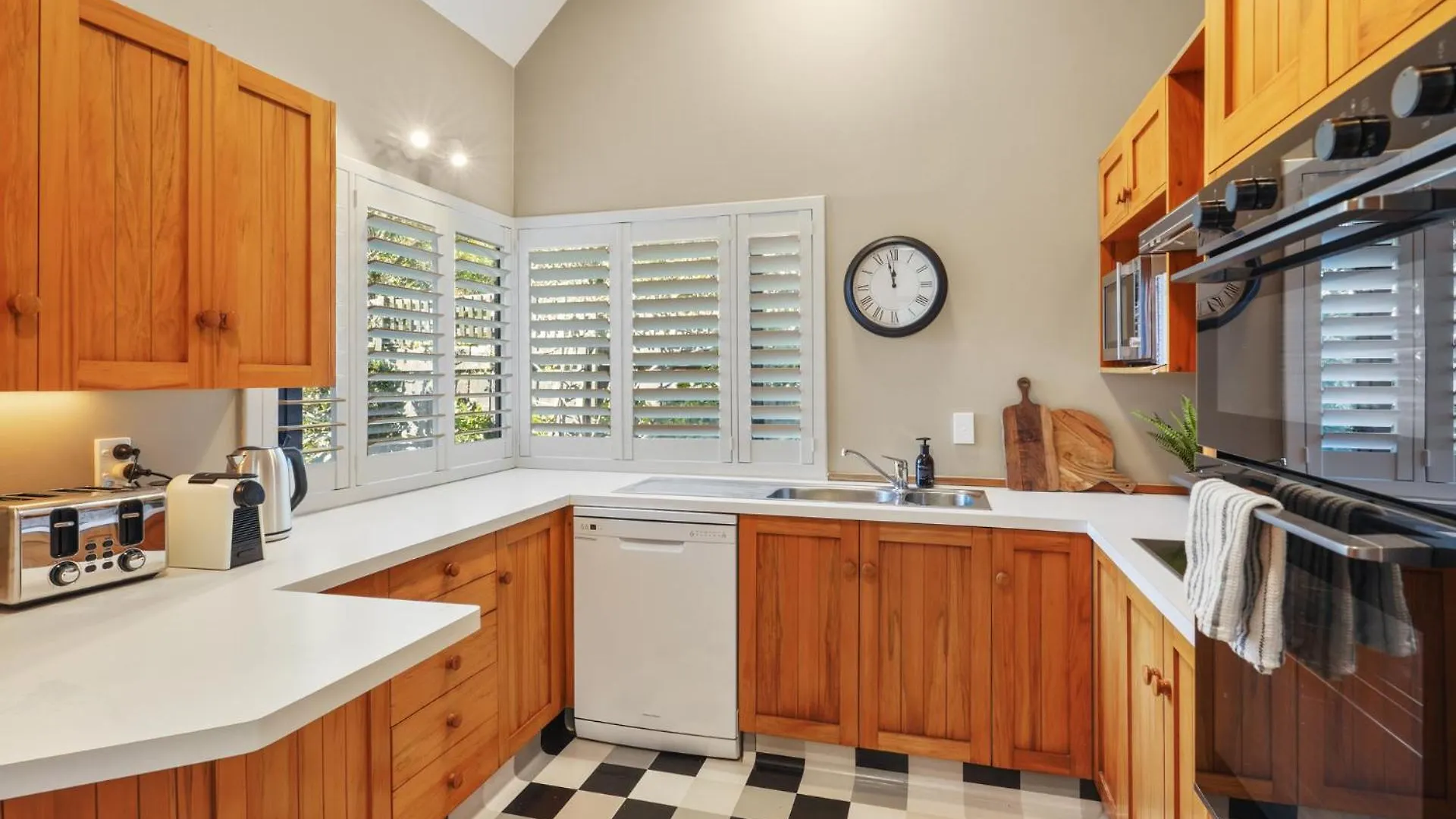 Stylish Fendalton Townhouse - Prime Location Βίλα Κράισττσερτς 0*,